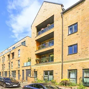 Apartment Idyllic Thames Riverside With Free Parking, Isleworth
