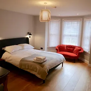 Apartment Stylish Apartment, Ensuite, Kitchenette, Twickenham